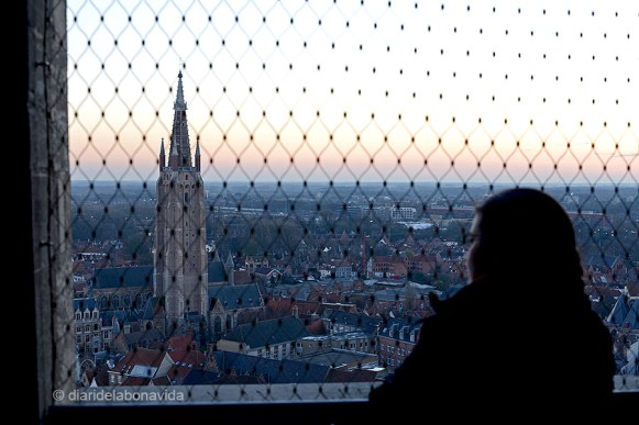 Podem observar l' Església de Nostra Senyora  (Onze Lieve Vrouwekerk)