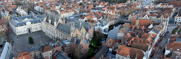 Les vistes des de Belfort són increíbles. Ajuntament i la Basílica de la Santa Sang a Burg