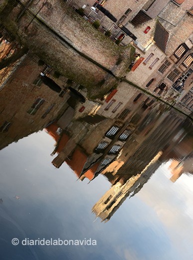 La torre reflexada als canals de la ciutat