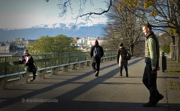 La Cristina, al fons, mirant el mapa, i l'Urdangarin entran en plano...