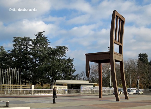 Geneve Places des Nations Broken Chair A la Place des Nations, destaca la famosa cadira trencada (Broken Chair) de Daniel Berset