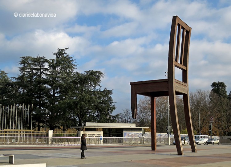 A la Place des Nations, destaca la famosa cadira trencada (Broken Chair) de Daniel Berset