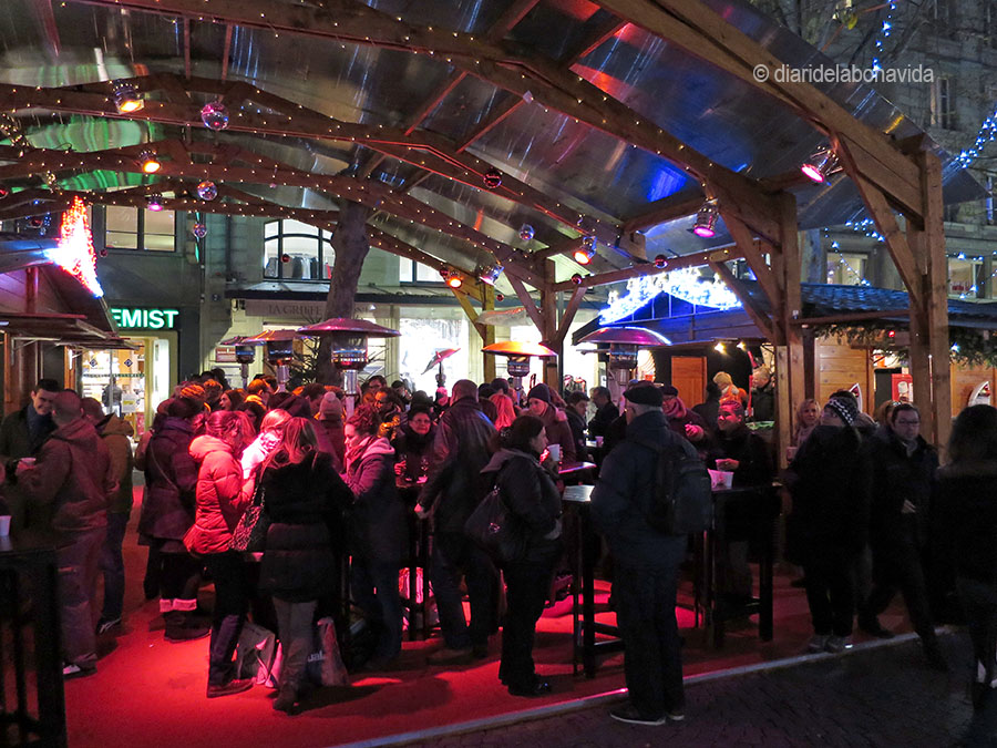 Beure i menjar sota les estufes instal.lades al mercat