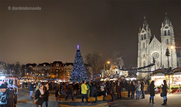 Namesti Miru Praga Christmas Market L'esglèsia de Santa Ludmila presideix el mercat de Namesti Miru