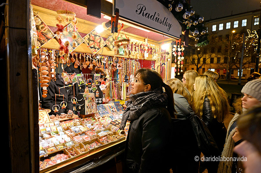 Mirant de comprar algun record de la ciutat