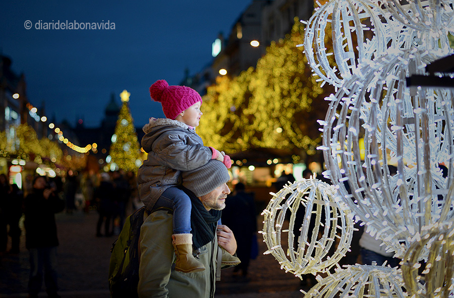 Grans i petits gaudeixen de Praga