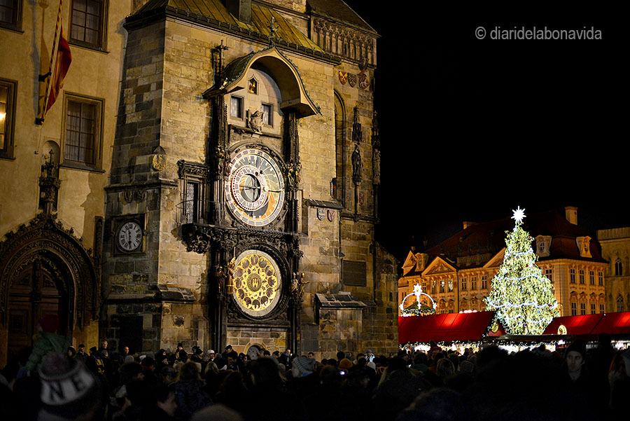 El famós rellotge astronòmic a la Plaça Vella