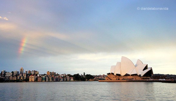 Opera House amb un inici d'arc de sant Martí des de Circular Quay. Sydney
