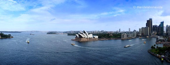 Opera House i ciutat de Sydney vistos des del Harbour Bridge.