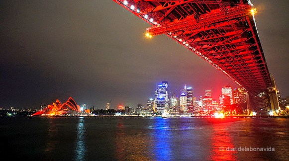 Cada 1 de desembre, dia mundial de la Sida, l'Òpera i el Sydney Bridge s'il.luminen de vermell. Un espectacle insuperable!