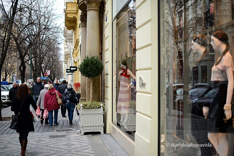 L'avinguda Pařížská és la zona de botigues de luxe