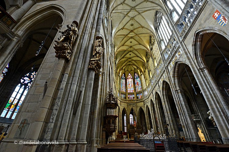 Interior de la majestuosa Catedral de Sant Vito