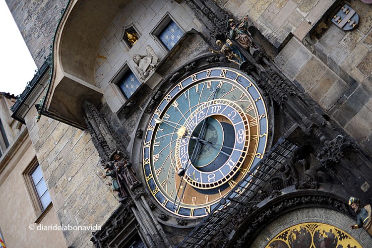 El famós rellotge astronòmic de la Plaça Vella