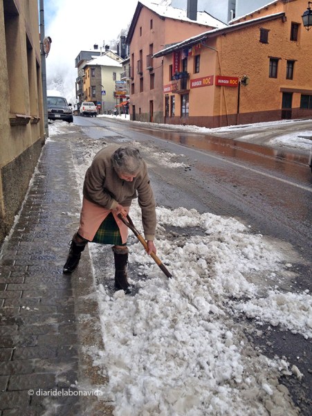 Netejant els carrers de Canillo