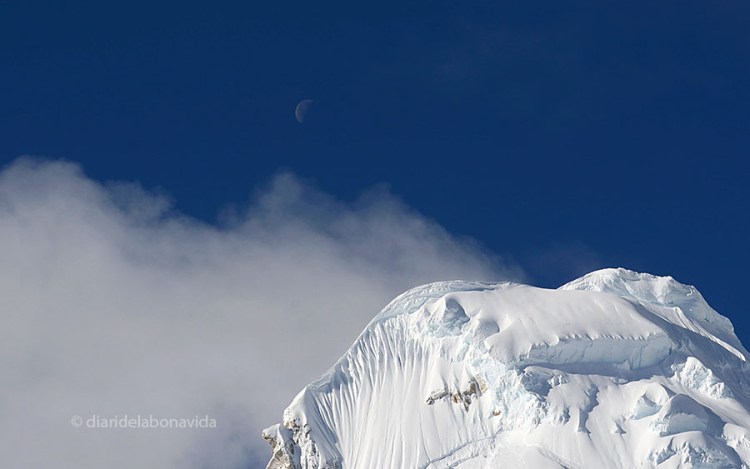 Entre el cel blau encara s'aprecia la lluna