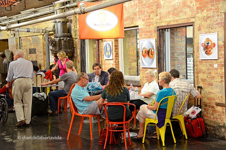 Molts restaurants tenen taules a la zona central del mercat