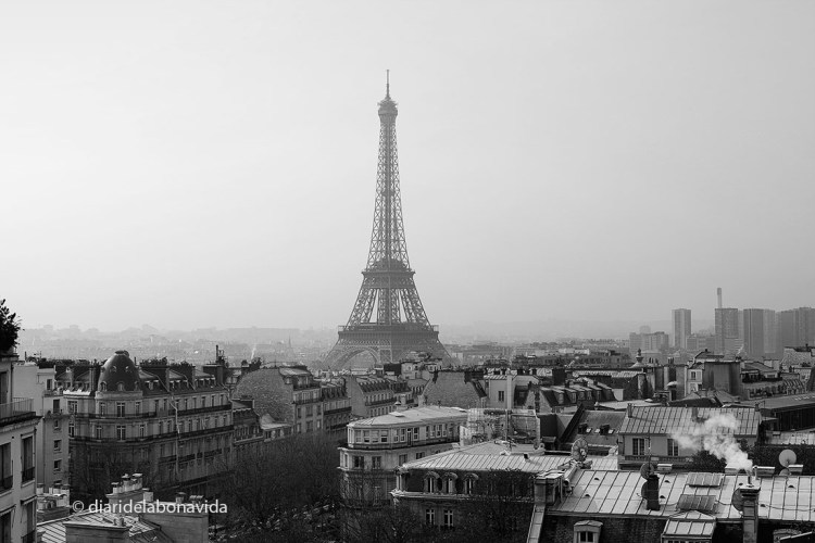 Ja sigui en color, o en blanc i negre, la Torre marca el perfil parisenc