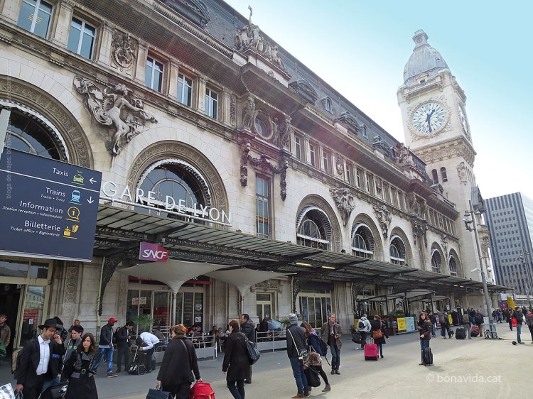 El TGV surt de l'estació parisenca Gare de Lyon