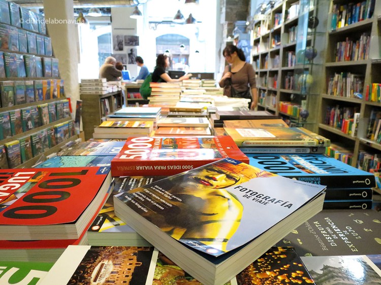 Buscant entre els llibres i guies de viatges de la llibreria Ulyssus