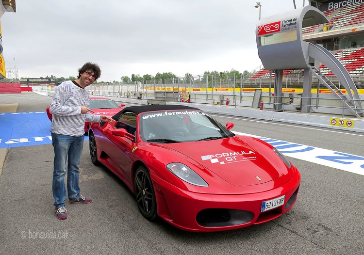 Un Ferrari, i vermell. Com ha de ser!