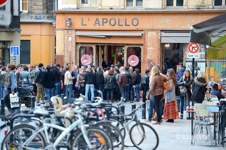 Molta animació a la Place Fernand Lafargue, plena de bars i restaurants
