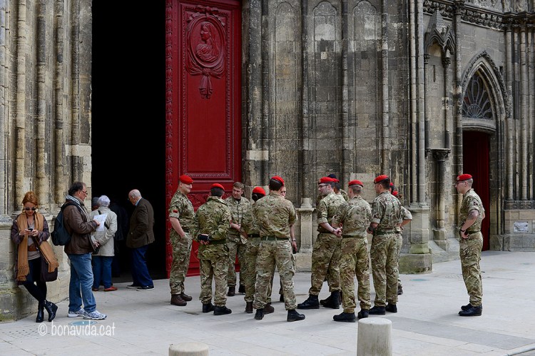 Tot és ple de soldats vinguts dels països aliats pels diferents actes previstos.
