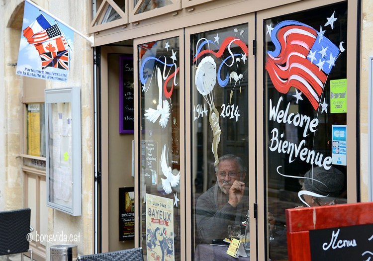 Botigues, aparadors... Tot recorda l'esdeveniment.