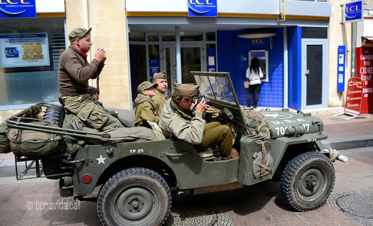 Un gran salt en el temps!! Una patrulla americana i una dona treient diners d'un caixer...