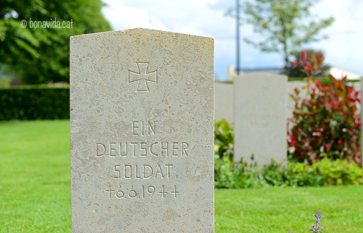 També podem trobar tombes de combatents alemanys. Sense noms, només un simple ‟Un soldat alemany”