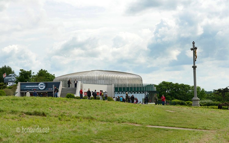 Arromanches 360 ofereix un audiovisual que ens explica detalls del Desembarcament
