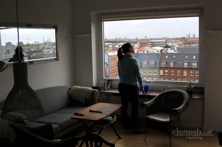 A Copenhagen ens instal.lem a l'apartament d'en Henrik..