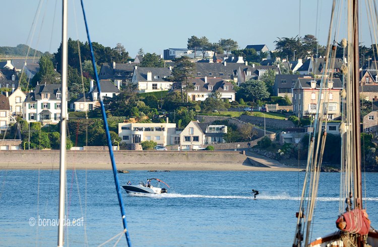 Practicant esquí nàutic a Erquy