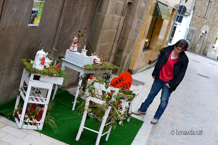 La Cristina s'encanta amb la decoració d'una botiga
