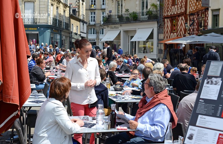 La Place Rallier du Baty és plena de terrasses de restaurants
