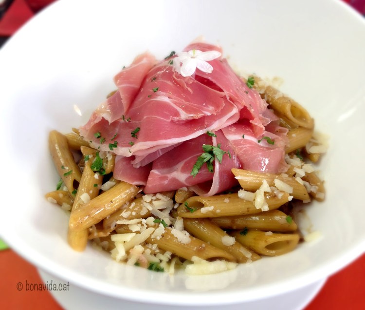 Penne e prosciuto. Boníssims!
