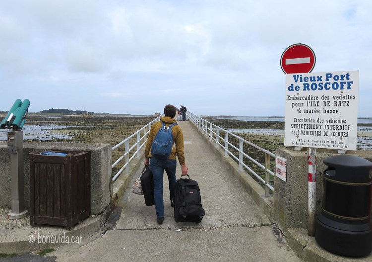 La gent utitlitza molt el ferri per visitar illes veines o arribar a Anglaterra