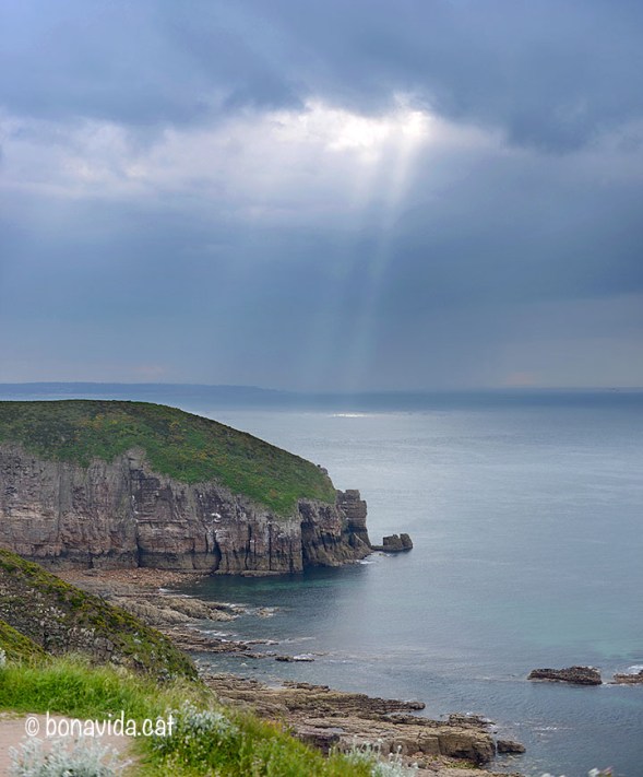 El cel tapat sobre el Cap Fréhel oferint eslcetxes de llum
