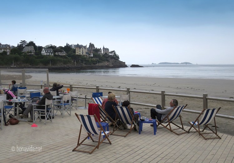 Descansant davant la Plage de l'Ecluse