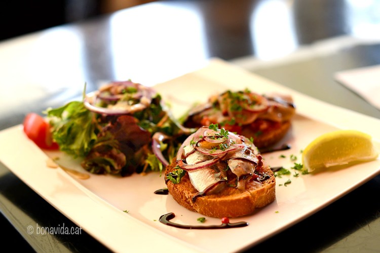 La gastronomia continua sent part important de la ruta. Degustant sardines bretones