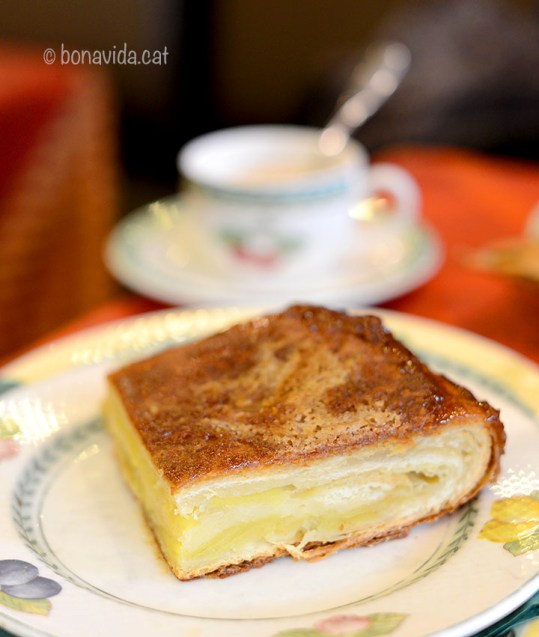 El Kouign amann (literalment pastís de mantega en bretó) és molt popular a La Bretanya