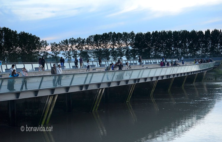 Una pasarel·la permet contemplar l'abadia
