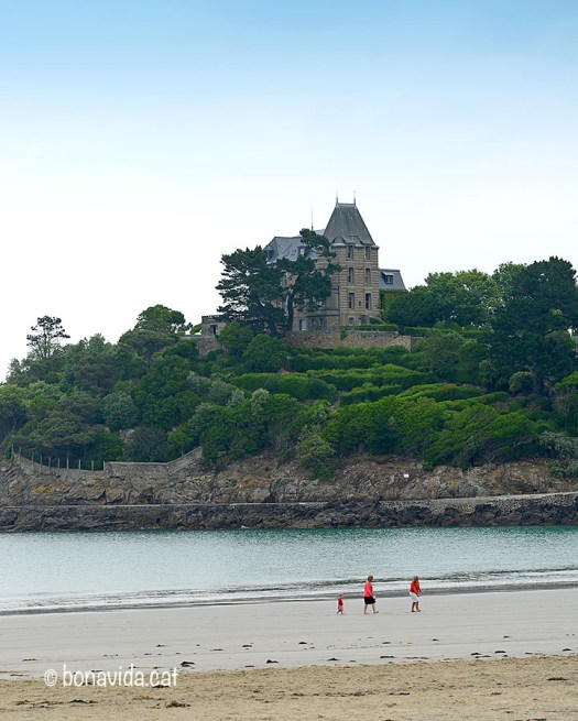 Algunes cases a la platja de Dinard van inspirar el Motel Bates de Hitchcock