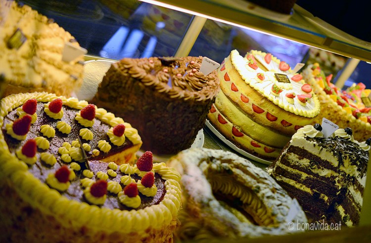 Mare meva quins pastissos!!! A tastar-los!!