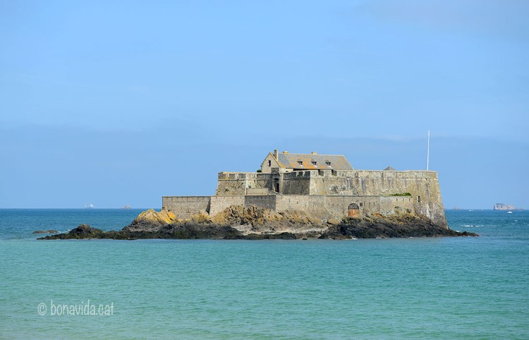 A Fort National només es pot arribar caminant amb la marea baixa