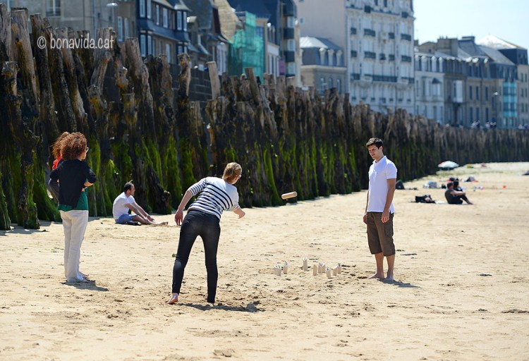 Jocs de bitlles a la Plage du Sillon