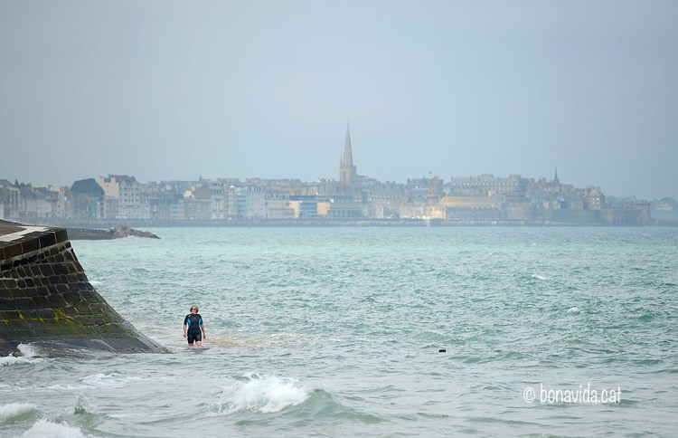 Plage de Rochebonne i el centre de la ciutat al fons