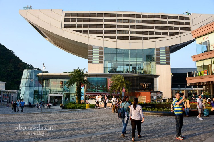 A la planta superior d'aquest edifici es troba la Sky Terrace