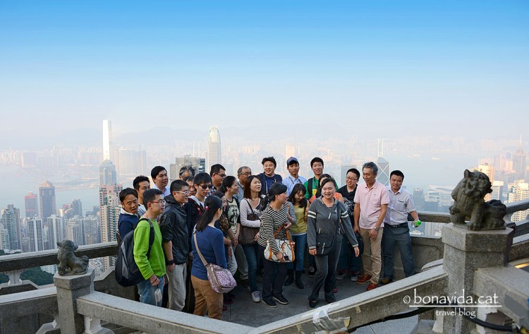 Tothom vol fer-se una foto amb l'skykine darrera