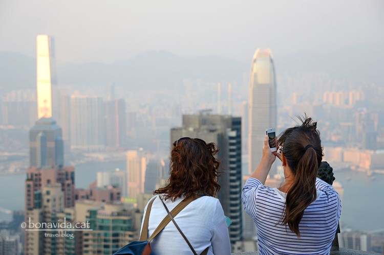 La Cristina i la Sílvia inmortalitzant les vistes