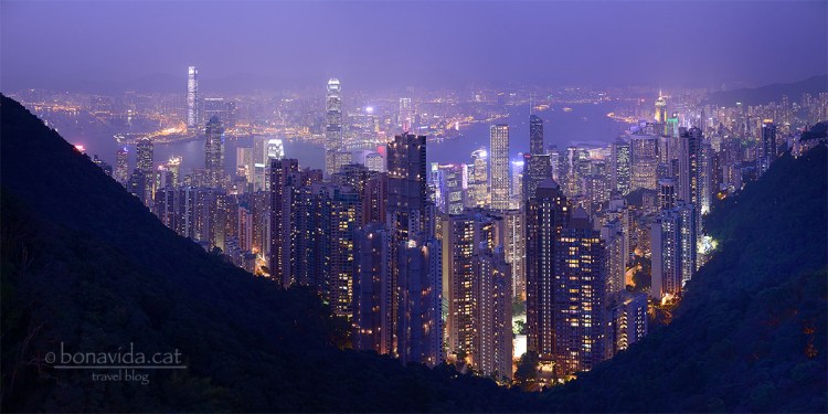 Quan arriba la nit, Hong Kong es mostra imponent